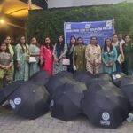 रिक्शा चालकों के बीच छाता वितरण